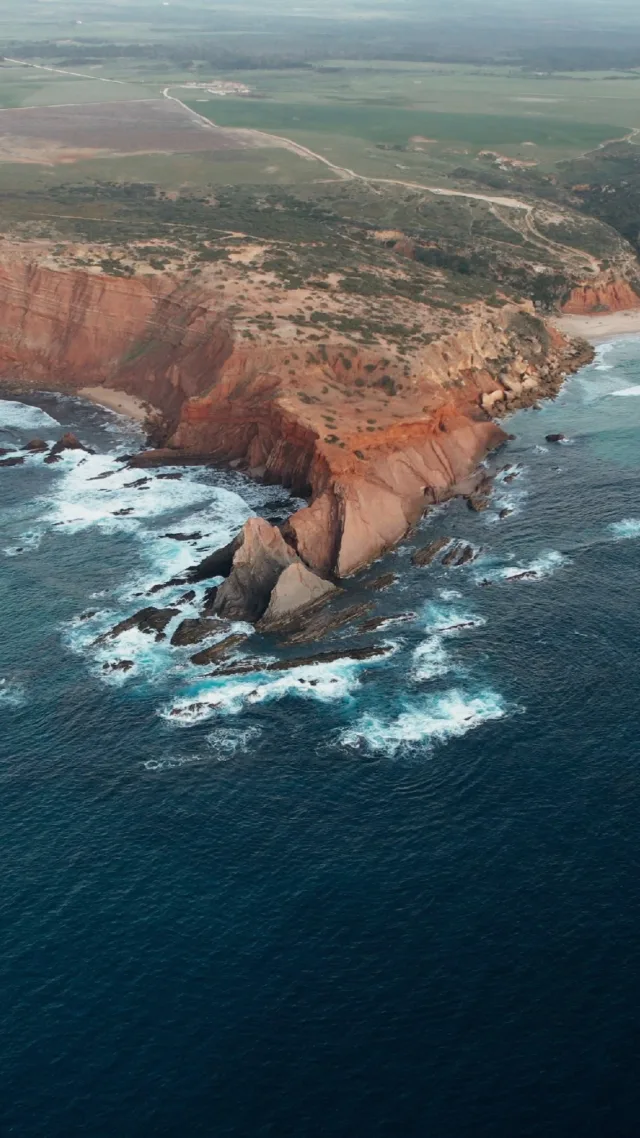 📍 Praia do Telheiro, Portugal

#portugal #drone #photography #dji #cliffs #ocean #landscape #hiking #fotografie #shot
